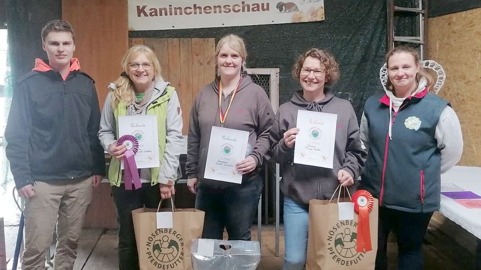 Die Schiedsrichter Johannes Hippen (links) und Ramona Refle (rechts) beglückwünschen die Gewinner in der mittelschweren Klasse (von links) Anja Arndt-Gummels, Nicole Gummels und Tanja Müller. Foto: privat