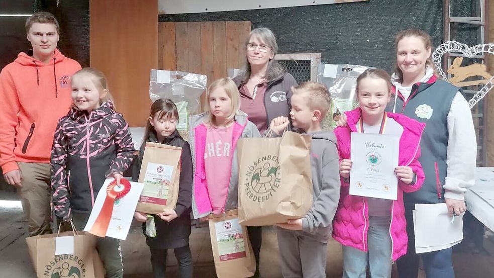 Die Schiedsrichter Johannes Hippen (links) und Ramona Refle (rechts) freuten sich mit den Kindern (von links) Levke Engelmann, Zoe Duitsmann, Tomke Ockenga, Birgit Duitsmann, Elisas Janssen und Maya Goemann über deren Erfolge in der Vorbereitungsklasse. Foto: privat