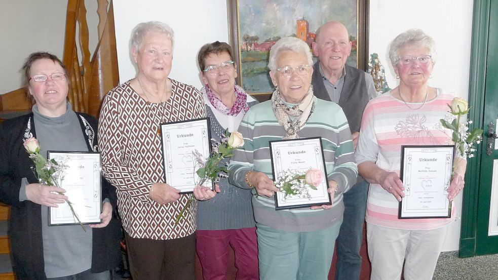 Das Foto zeigt die Geehrten (vorne, von links): Ute Szczesny, Jurine Hoffmann, Foline Meyer und Mathilde Janssen. Dahinter stehen die Kreisvorsitzende Barbara Kleen sowie der Vorsitzende Otto Thiele. Foto: privat