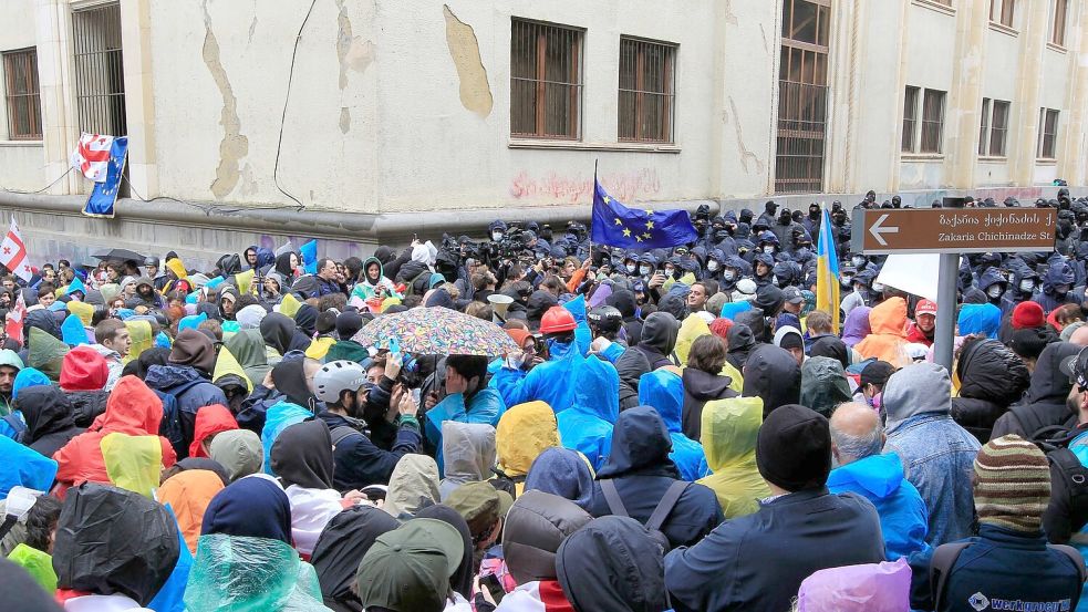 Eine Demonstration der Opposition gegen das „russische Gesetz“ in der Nähe des Parlamentsgebäudes. Foto: Shakh Aivazov/AP/dpa