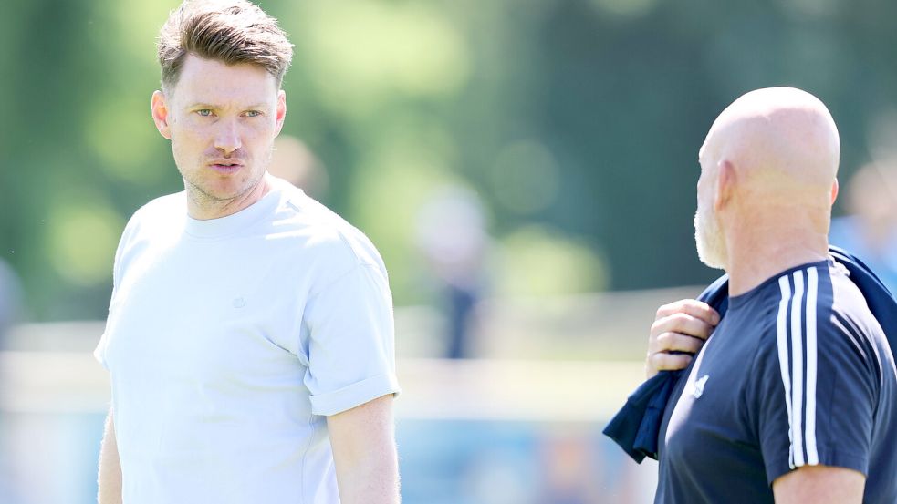 Manager Henning Rießelmann (links) und Trainer Stefan Emmerling planen die kommende Regionalliga-Saison. Foto: Doden/Emden