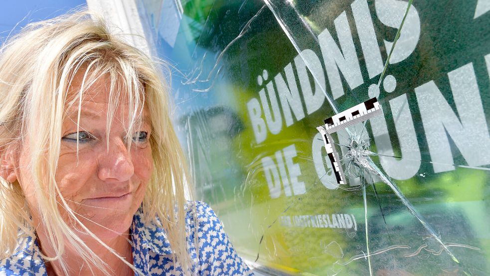 Grünen-Ortsvorsitzende Mechthild Tammena schaut sich das Loch in der Scheibe an. Foto: Ortgies