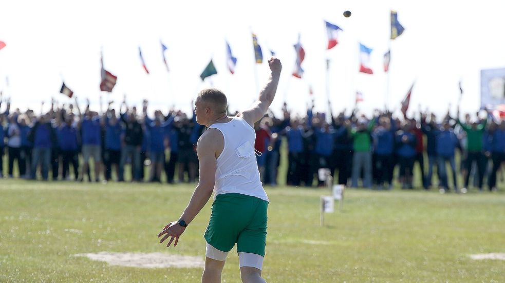 Mike Plähn zeigte drei starke Würfe, kam als einziger Werfer über 90 Meter – und das auch zweimal. Der Klootschießer aus Schleswig-Holstein, der in Ostfriesland lebt, konnte seinen EM-Titel verteidigen. Foto: Gronewold