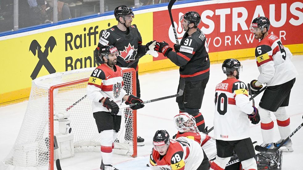 Kanadas Pierre-Luc Dubois (hinten, l.) jubelt mit seinem Teamkollegen John Tavares über seinen Treffer zum 6:1. Foto: Kamaryt Michal/CTK/dpa