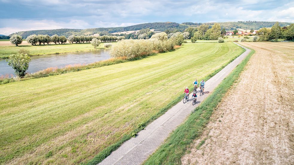 Der Weser-Radweg führt über mehr als 500 Kilometer vom Weserbergland zur Nordsee und ist erneut der beliebteste deutsche Radfernweg. Foto: dpa/TMN/DZT/Jens Wegener