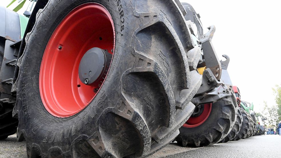 Deutschlandweit kam es im Frühjahr zu Bauernprotesten, bei denen Landwirte Straßen mit Traktoren blockierten. Auf der Bundesstraße 72 kam es dabei zu einem schweren Unfall, der nun vor Gericht landen könnte. Foto: dpa/Carsten Rehder