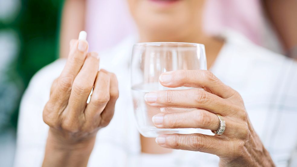 Theres a pill for every pain. an unrecognizable woman taking medication ,model released, Symbolfoto PUBLICATIONxINxGERxS Foto: IMAGO/Kasper Ravlo