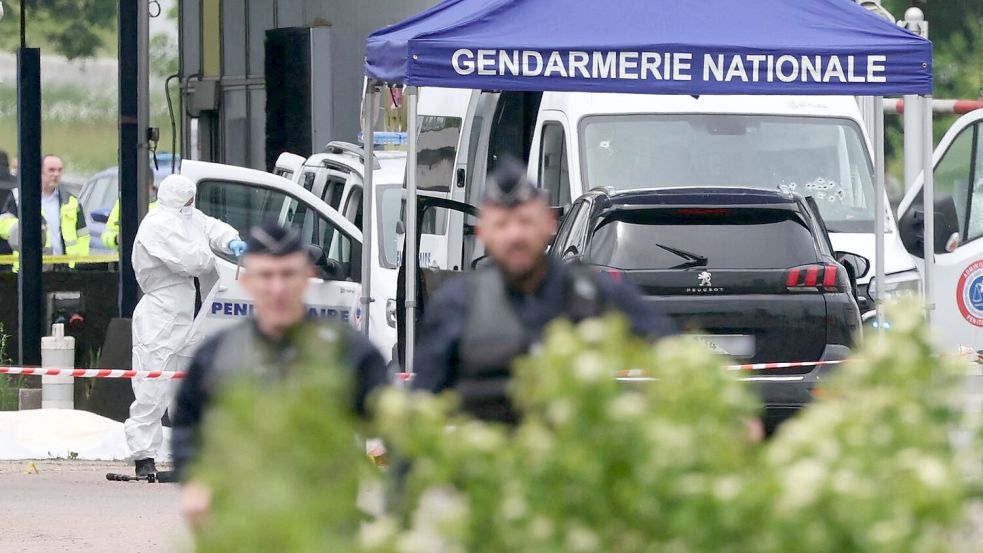 Gerichtsmediziner und Polizisten am Ort des Angriffs an einer Mautstelle in Nordfrankreich. Foto: Alain Jocard/AFP/dpa