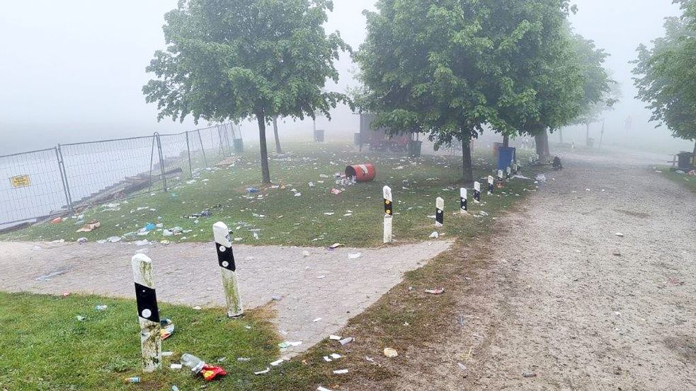 Der Morgen nach dem Himmelfahrtstag: Müll verteilt sich auf der gesamten Fläche an der Schleuse Kukelorum. Foto: Rodenbäck/NLWKN