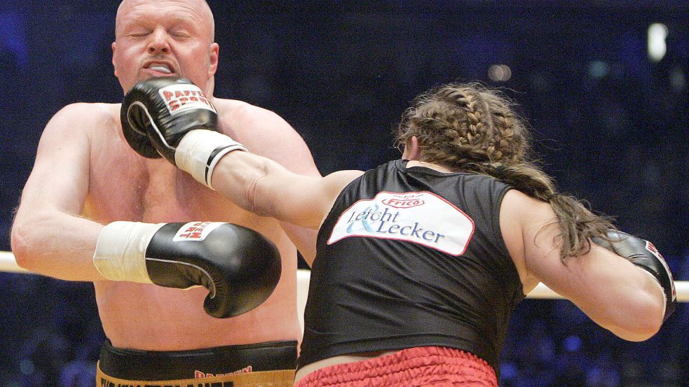 Regina Halmich gegen Entertainer Stefan Raab – im September steigen sie zum dritten Mal für einen Boxkampf in den Ring. Foto: dpa/Jörg Carstensen