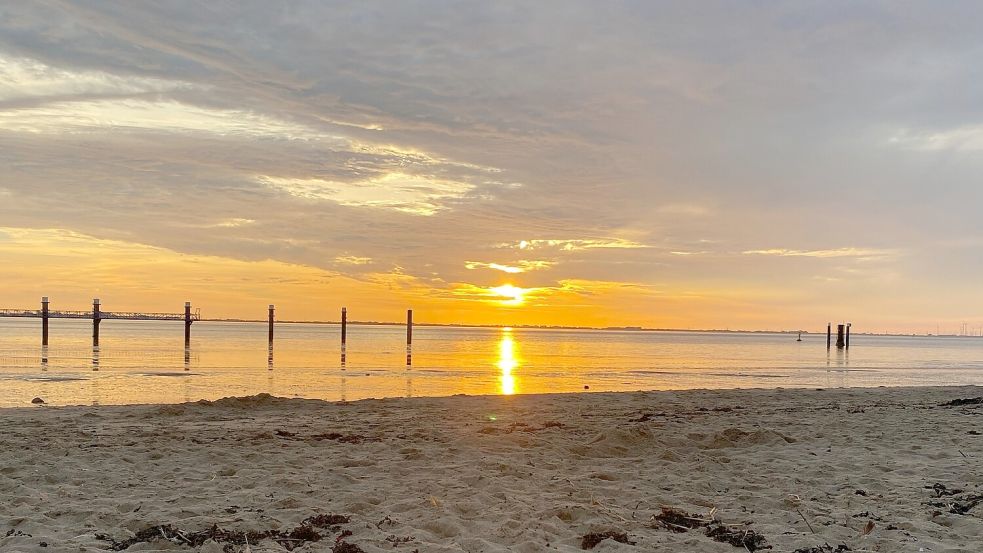 Ostfriesland erwartet am Wochenende ein Mix aus Sonne und Wolken. Sonnenuntergänge wie hier an der Knock in Emden kann man möglicherweise am Freitagabend gut erleben. Foto: Harms