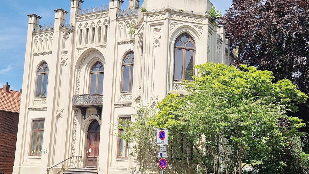 In der Altstand von Weener gibt es zahlreiche historische Baudenkmäler. In der neuen Straße ist die Villa Bärchen das wohl am beeindruckenste Gebäude. Foto: Gettkowski