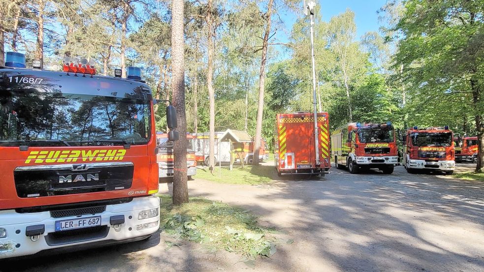 Die Feuerwehr war mit vielen Fahrzeugen nach Hesel gekommen. Foto: Wolters