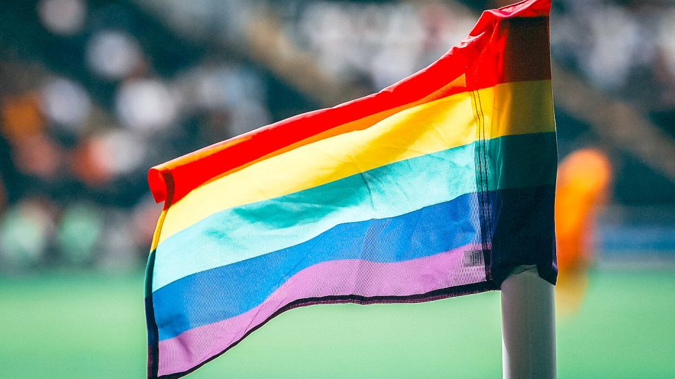 Regenbogenfarben auf Eckfahnen, Trikots oder Kapitänsbinden. Aktionstage sind in der Bundesliga keine Seltenheit. Das Coming-Out eines Fußballers hingegen schon. Foto: IMAGO IMAGES/News Images