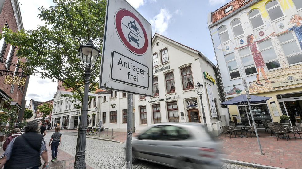 Das Schild „Anlieger frei“ wird in der Brunnenstraße weiterhin gelten. Allerdings ist sie künftig keine Fahrradstraße mehr. Foto: Ortgies/Archiv