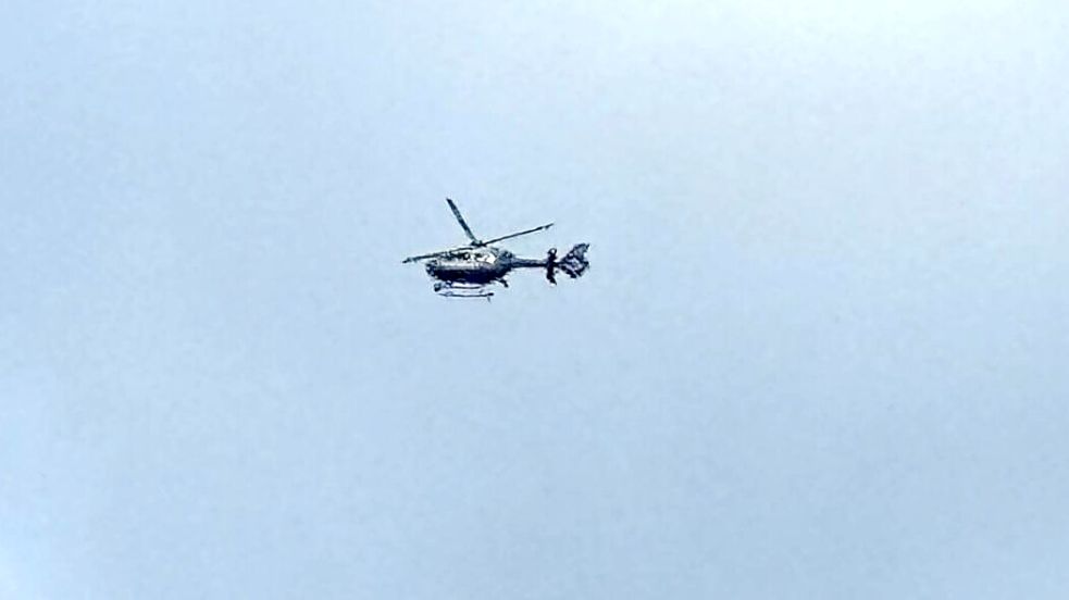 Ein Polizeihubschrauber flog am Morgen über Ostrhauderfehn. Foto: Zein