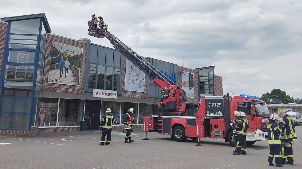Mit Leiterwagen war die Feuerwehr beim Modehaus Böckmann im Einsatz. Fotos: Scherzer