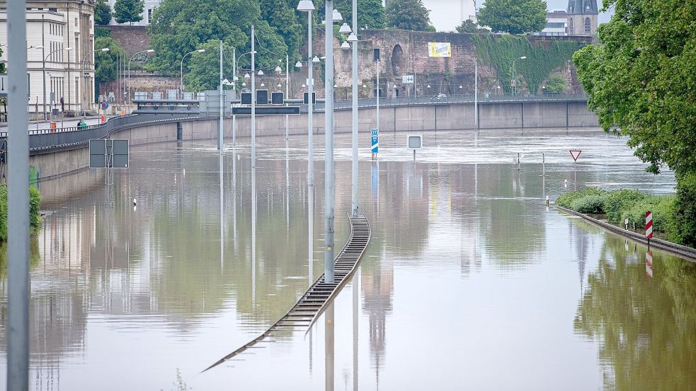 Die Stadtautobahn in Saarbrücken steht unter Wasser. Foto: Laszlo Pinter/dpa