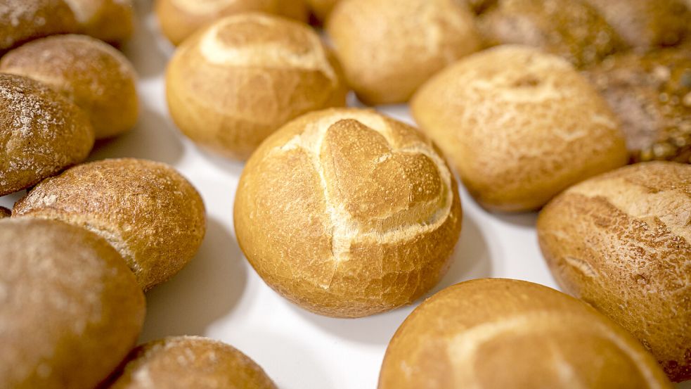 Verschiedene Brötchen werden angeboten. Symbolfoto: Fabian Sommer/dpa