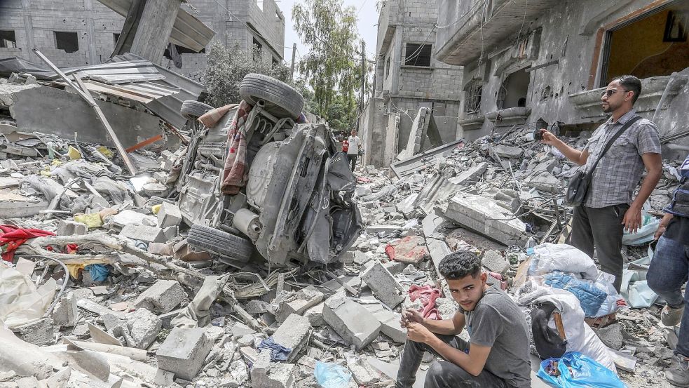 Zerstörte Häuser nach einem israelischen Luftangriff auf das Lager Nuseirat. Foto: Abed Rahim Khatib/dpa