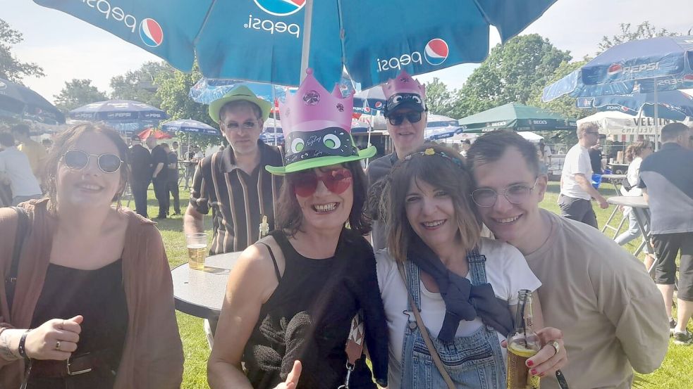 So langsam füllt sich dasFestivalgelände in Tange. Viele Gäste genießen bei super Wetter die Party. Foto: Oltmanns