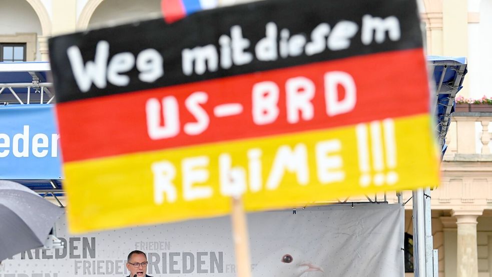 Ein antiamerikanisches Plakat auf einer AfD-Kundgebung mit Bundessprecher Tino Chrupalla in Magdeburg (Archivbild). Foto: Heiko Rebsch/dpa