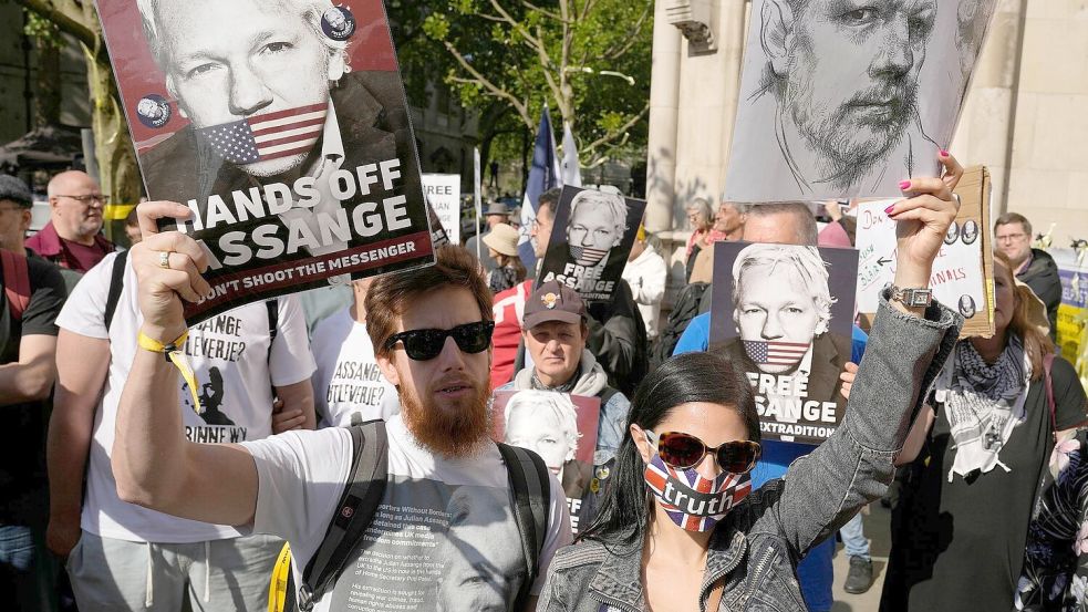 Unterstützer von Julian Assange demonstrieren vor dem Londoner High Court. Foto: Kin Cheung/AP/dpa