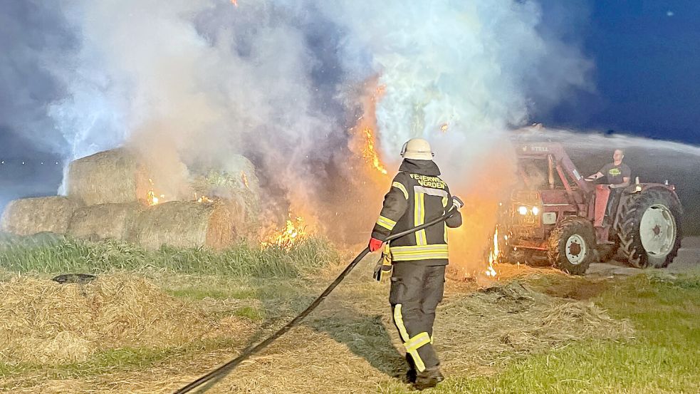 Immer mehr Heuballen gerieten zunächst in Brand. Foto: Feuerwehr Norden