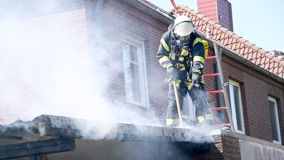 Die Feuerwehr musste in Emden ausrücken. Ein Carport stand in Flammen. Foto: Ellinger