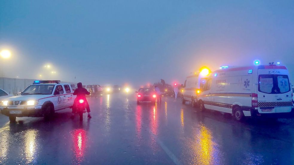 Rettungsteams im iranischen Varzaghan im Einsatz: Strömender Regen und Wind erschwerten die Suche in der bergigen Region. Foto: Azin Haghighi/Moj News Agency/AP/dpa