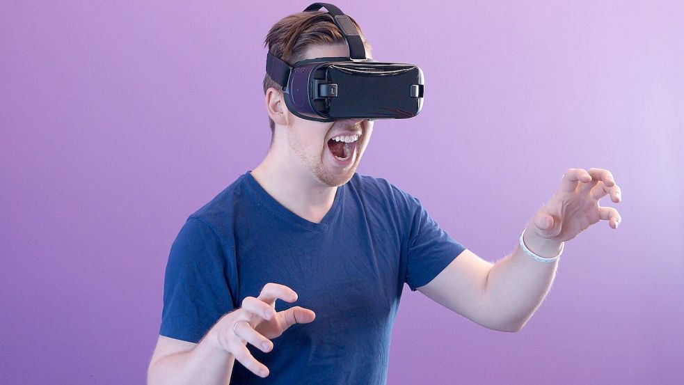 Sieht komisch aus, wenn man eine VR-Brille trägt. Aber mit dem Gerät kann der Träger in virtuelle Welten abtauchen. Foto: Pixabay