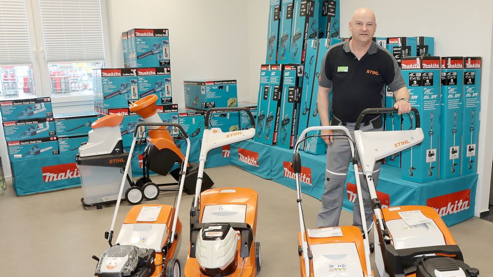 Stihl-Fachberater und Profi für Werkzeug rund um Haus und Garten ist Gerhard Groenewold. Er behält die Übersicht über das breit gefächerte Angebot im team baucenter Emden.