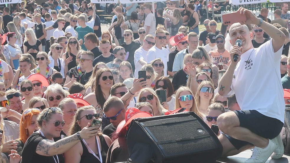 Oli P erfüllte in Middels zahllose Selfie-Wünsche. Foto: Helmut Vortanz