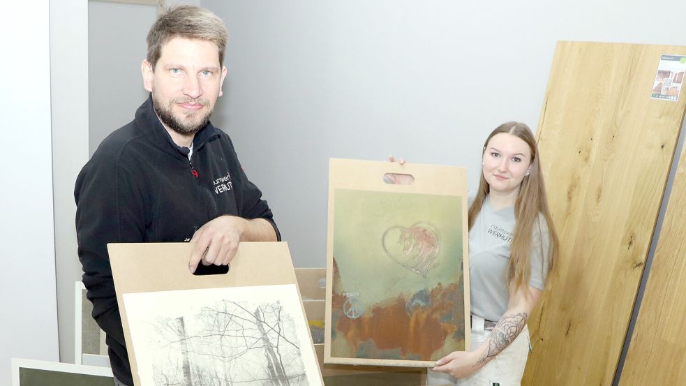 Timo Wermuth und Fenja Held zeigen im Ausstellungsraum von Raum2Werk zwei Platten mit Spachteltechniken: links Kreidetechnik und rechts Metalltechnik.