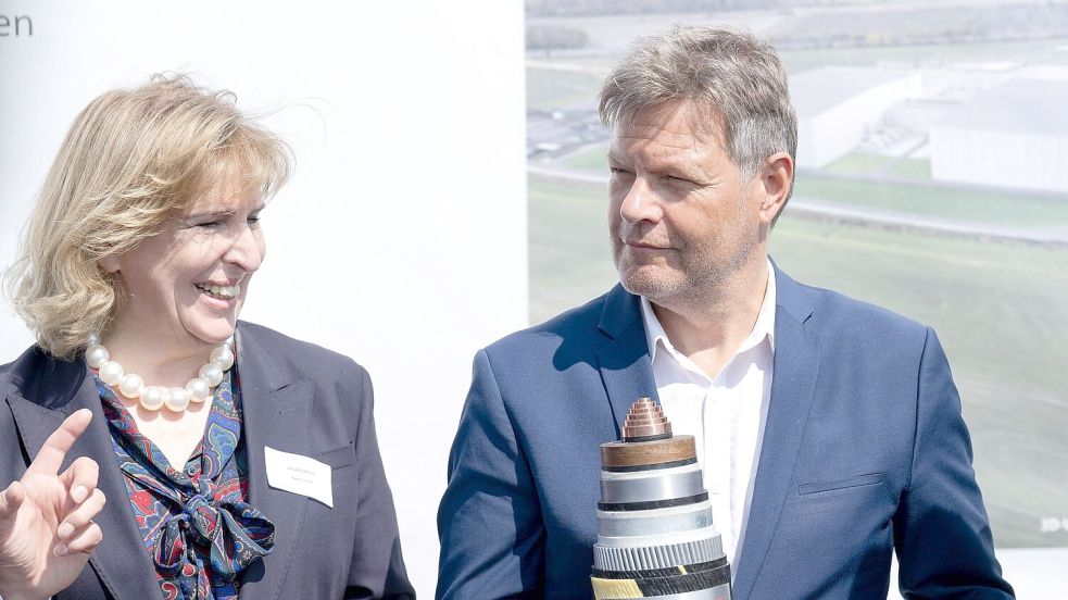 Bundeswirtschaftsminister Robert Habeck und Julia Prescot, die Vorsitzende der Projektgesellschaft Neuconnect, in Wilhelmshaven. Foto: Sina Schuldt/dpa