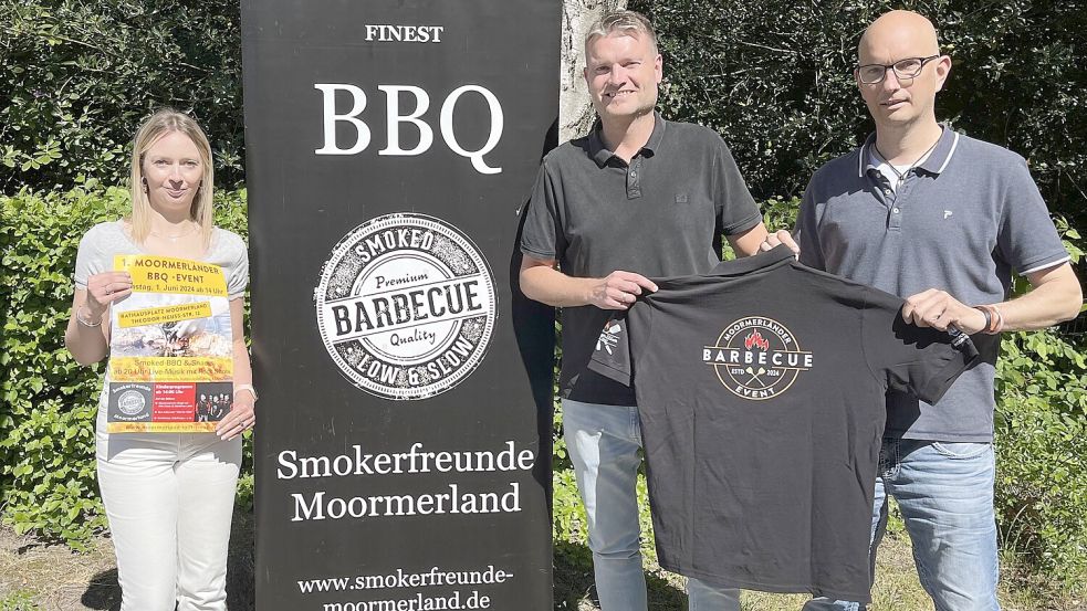 Freuen sich bereits auf die Veranstaltung (von links): Ines Hinrichs von der Gemeinde sowie Michael Tirrel und Stefan Schüür von den Smokerfreunden. Foto: Gemeinde Moormerland