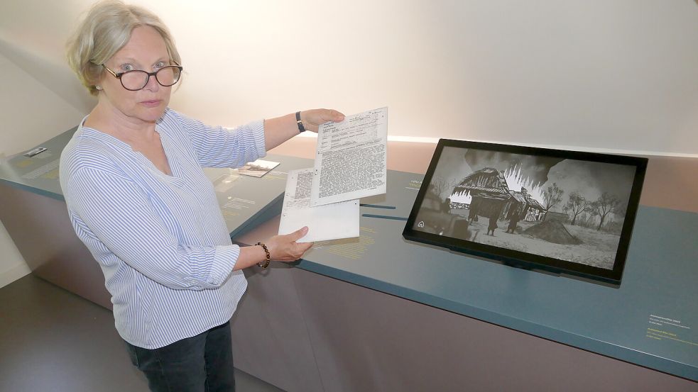 Hilke Osterwald, Vorsitzende des Vereins Gedenkstätte KZ Engerhafe, steht vor einem der neuen Multimedia Stationen. Fotos: Jürgens