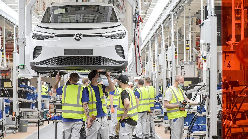 Mitarbeiter von VW Emden in der Montage des ID.4: In diesem Monat gibt es erneut mehr Geld. Foto: Ortgies/Archiv