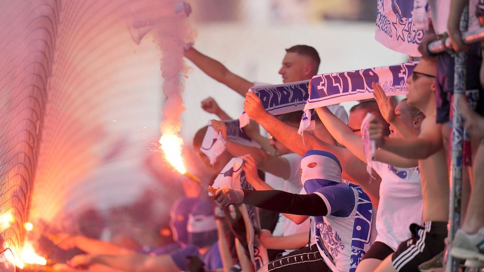 Immer wieder greifen Fans zu Pyrotechnik, um Stimmung zu machen. Beim DFB ist das nicht gern gesehen. Foto: dpa/Thomas Frey