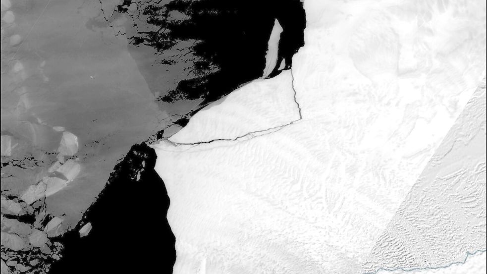 Eine von der britischen Forschungsstation British Antarctic Survey veröffentlichte Satellitenaufnahme zeigt, wie ein Eisberg vom Brunt-Eisschelf der Antarktis abbricht. Foto: -/Britsh Antarctic Survey/dpa
