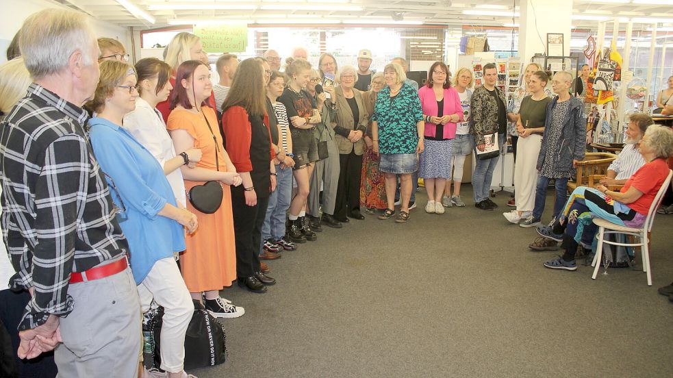 Ein farbenfrohes Bild: Viele Einzelkünstler und drei Malgruppen waren zur Vernissage nach Aurich gekommen. Fotos: Niet