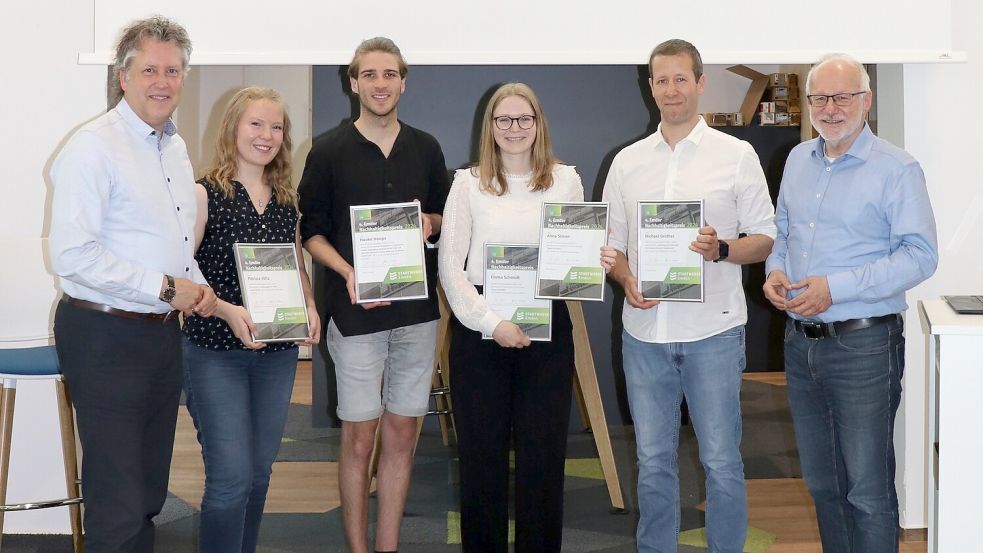 Stadtwerke-Geschäftsführer Jens Gieselmann (links) und Hochschulpräsident Professor Dr. Gerhard Kreutz (rechts) gratulierten den Preisträgern Patrizia Voeltz (von links) Hauke Hoops und Emma Simon. Professor Dr. Philipp Huke nahm den Preis stellvertretend für den abwesenden Michel Grüther entgegen. Foto: privat