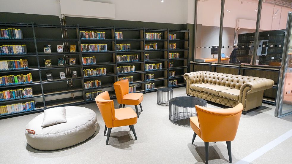 Wie in einem Wohnzimmer soll man sich in der Stadtbücherei fühlen. Ähnlich wie auf diesem Foto der Jugendbibliothek Düsseldorf. Symbolfoto: Michael Gstettenbauer/Bibliotheksverband