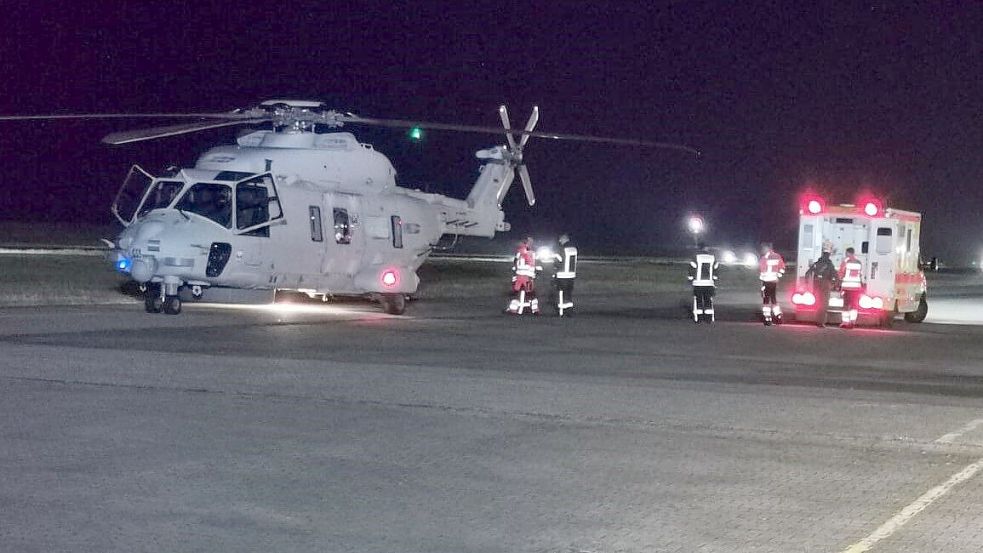 Im Flugplatz in Norddeich übernahm der Rettungsdienst die Patientin. Foto: Timo Hasbargen