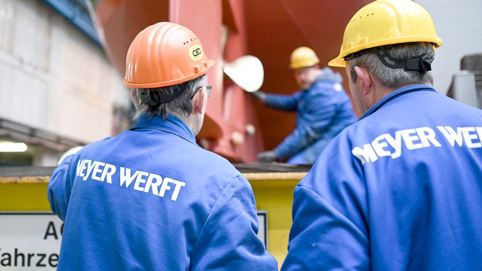 Die Sorgen wachsen: Mitarbeiter auf der Meyer-Werft in Papenburg. Foto: Lars Klemmer/dpa/Archiv