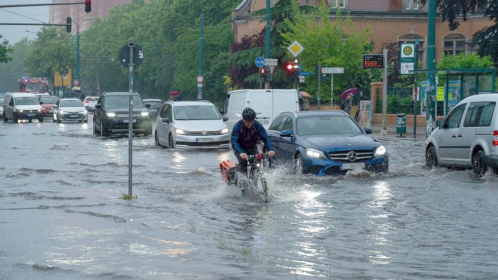 In Brandenburg gab es überschwemmte Straßen, vollgelaufene Keller und abgebrochene Äste - das Unwetter verlief allerdings glimpflich. Foto: Georg Moritz/dpa