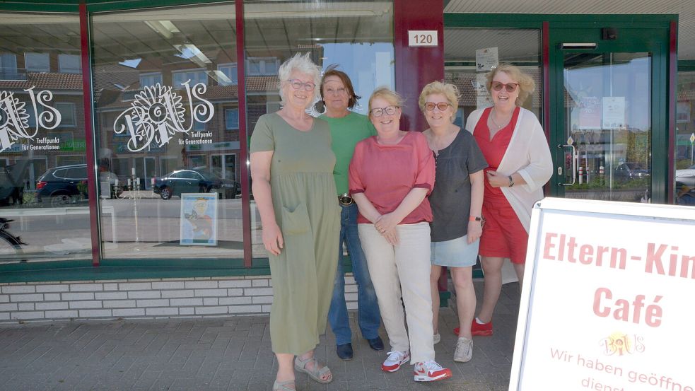 Petra Kleen (Mitte) hat das Eltern-Kind-Café initiiert. In Hilke Bruch (von links), Annette Bolognesi, Christine Hennings-Kuhlmann und Manuela Stadtlander-Lüschen hat sie engagierte Mitstreiterinnen gefunden. Foto: Hanz