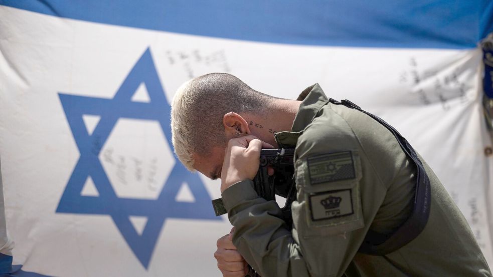 Ein israelischer Soldat neben der Nationalflagge: Gibt es für Israel einen Ausweg aus diesem Schlamassel? Foto: Leo Correa/AP/dpa