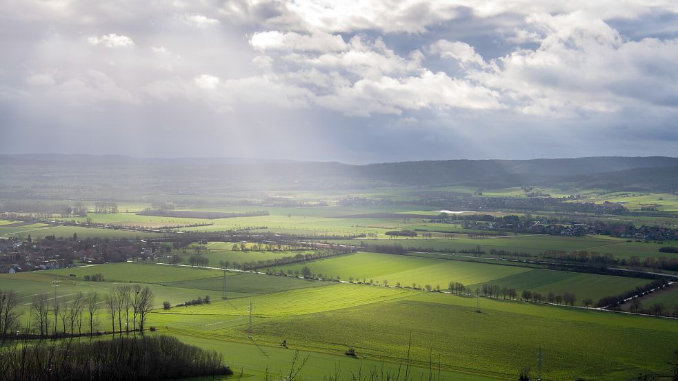 Die Sonne durchbricht die Wolkendecke - ein Szenario für die kommenden Tage. Foto: dpa/Julian Stratenschulte