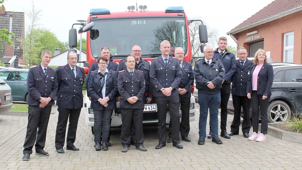 Das Foto zeigt die Feuerwehrleute und ihre Gäste (von links): Christian Iwwerks, Berend Heuermann, Hilde Harms, Manfred Harms, Florian Burgstaller, Jan Jürgen Lüpkes, Henrik Vogelsang, Brandschutzabschnittsleiter Jochen Behrends, Siebo Westermann, Markus Hillers, Reno Walter und Bürgermeisterin Hilke Looden. Foto: privat